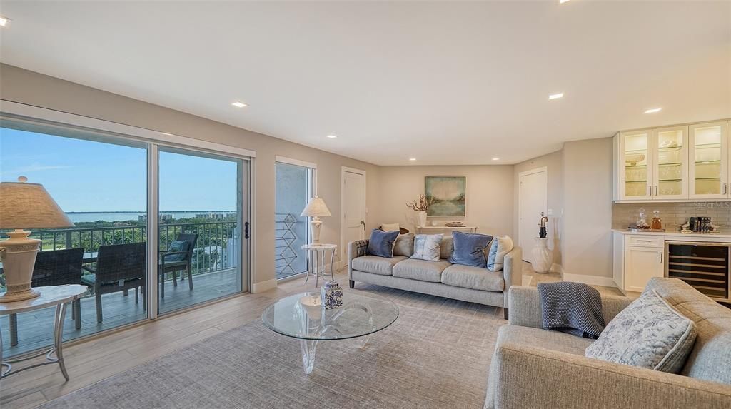 For Sale: $975,000 (2 beds, 2 baths, 1235 Square Feet)