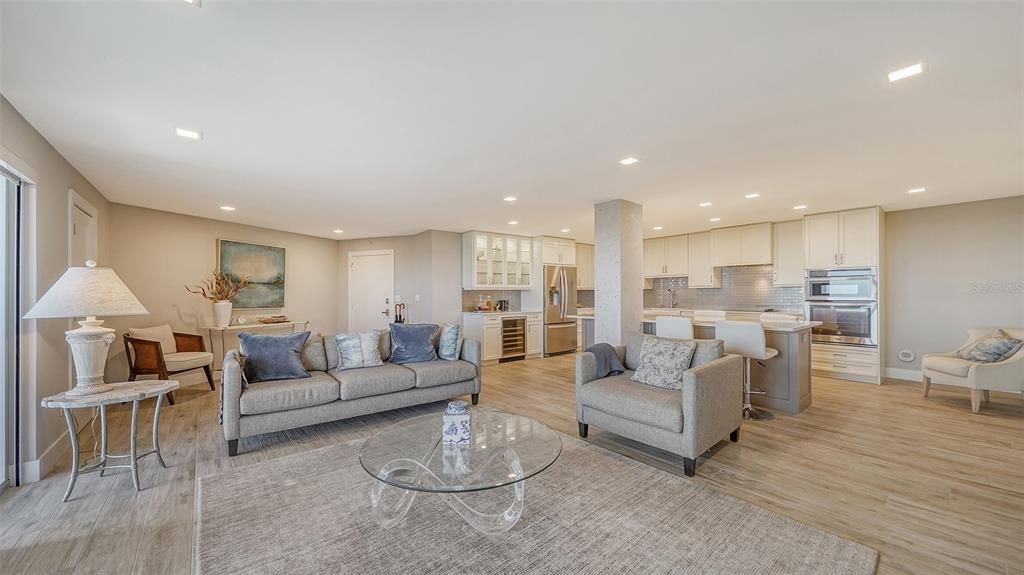 For Sale: $975,000 (2 beds, 2 baths, 1235 Square Feet)