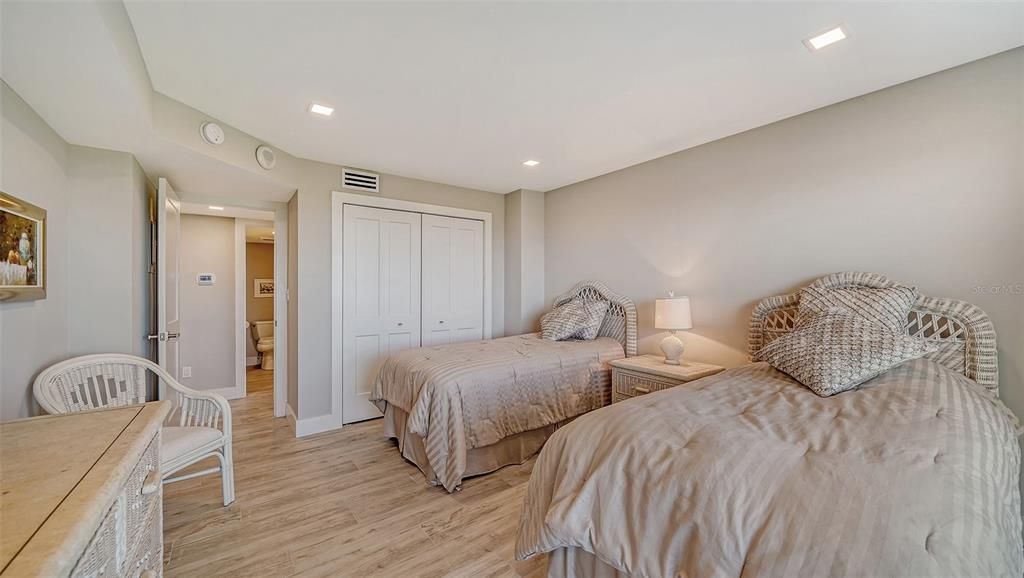 For Sale: $975,000 (2 beds, 2 baths, 1235 Square Feet)