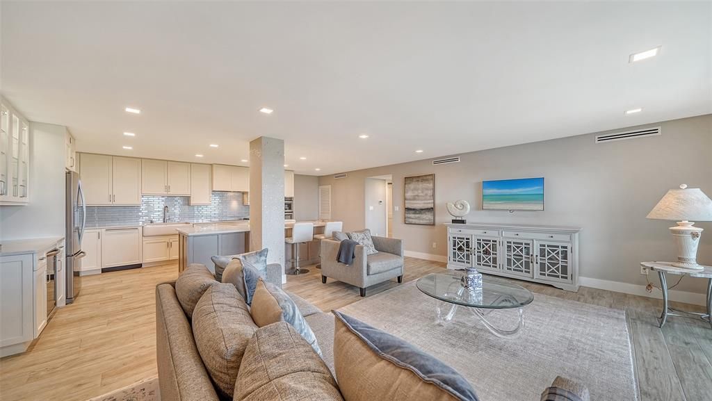 For Sale: $975,000 (2 beds, 2 baths, 1235 Square Feet)