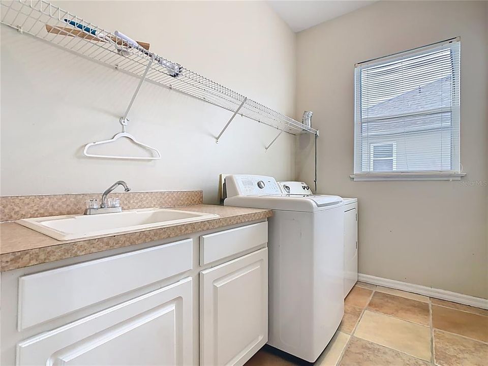 Active With Contract: $395,000 (5 beds, 4 baths, 2582 Square Feet)