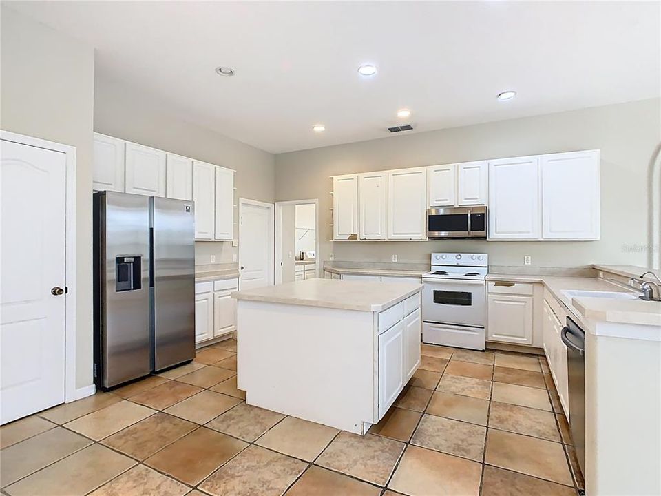 Active With Contract: $395,000 (5 beds, 4 baths, 2582 Square Feet)