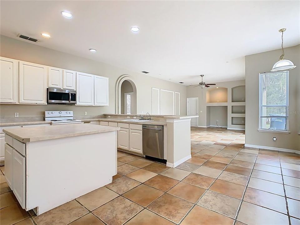 Active With Contract: $395,000 (5 beds, 4 baths, 2582 Square Feet)