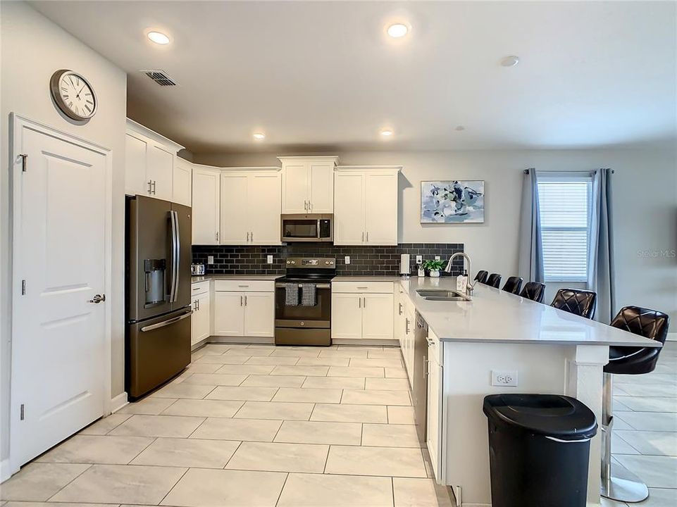 待售: $740,000 (9 贝兹, 5 浴室, 3909 平方英尺)