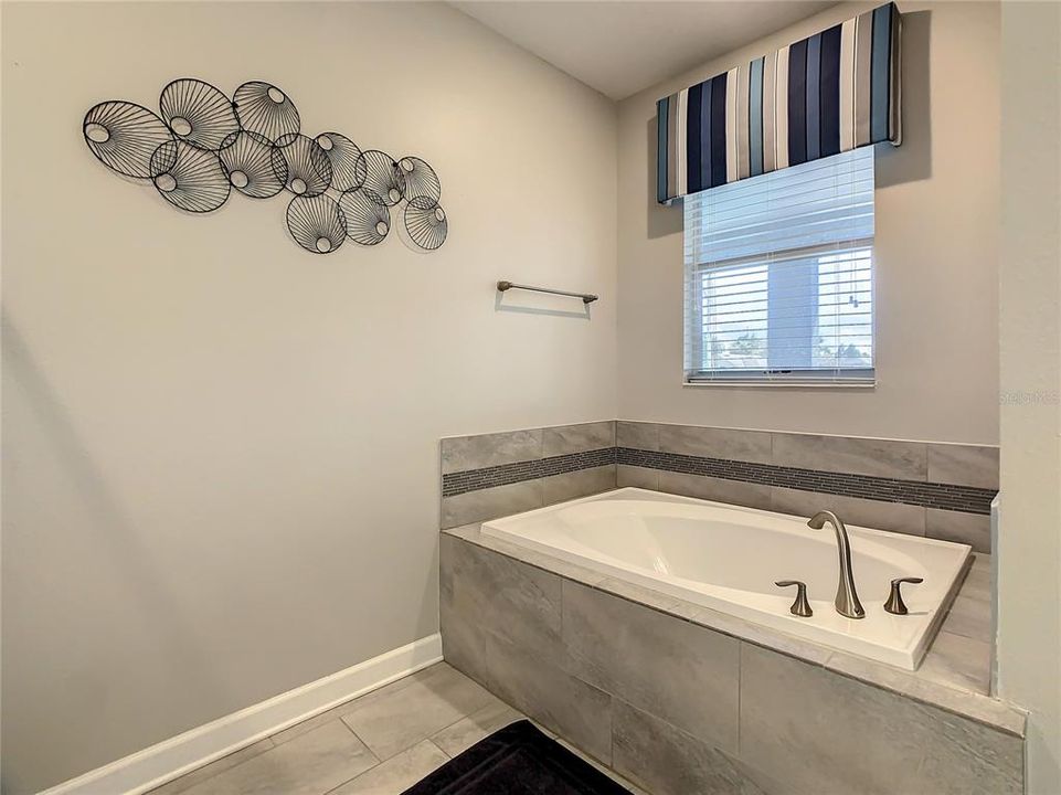 待售: $740,000 (9 贝兹, 5 浴室, 3909 平方英尺)