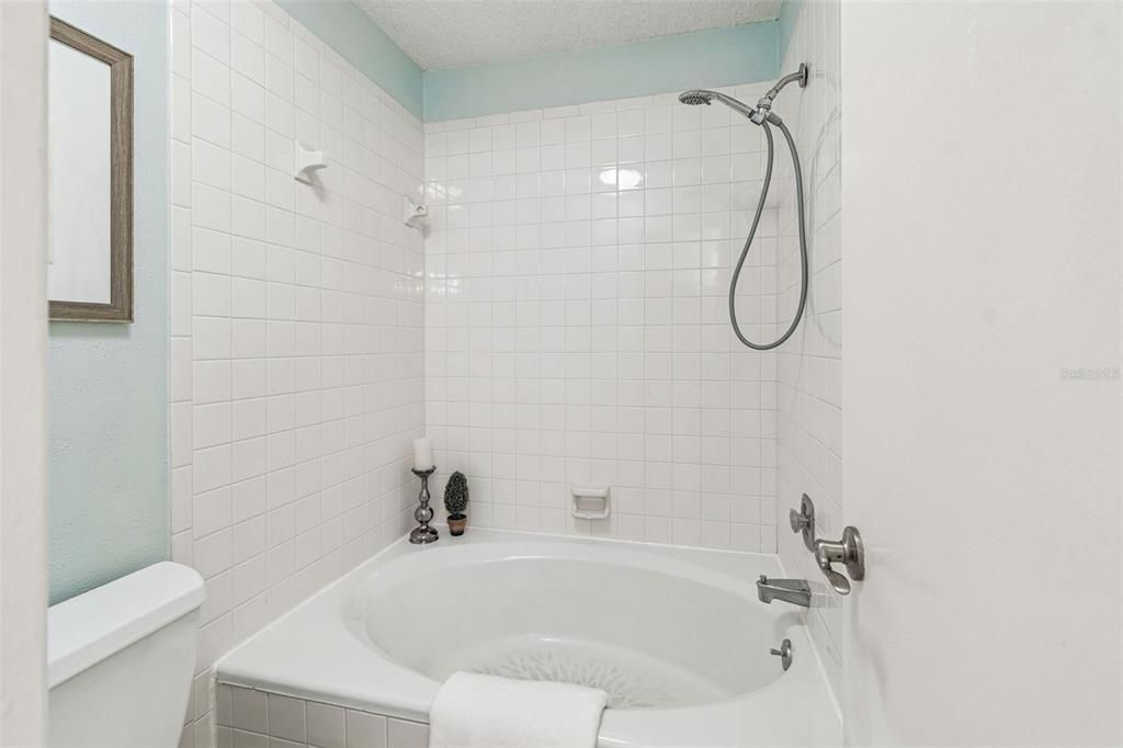 Activo con contrato: $455,000 (3 camas, 3 baños, 2030 Pies cuadrados)