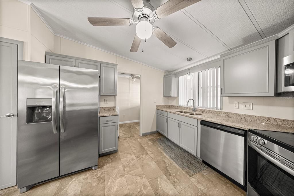 For Sale: $219,500 (2 beds, 2 baths, 1404 Square Feet)