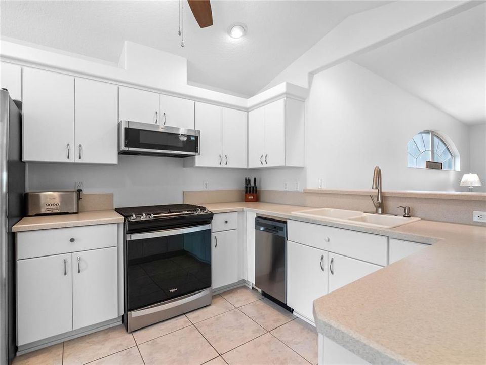 Под контрактом: $299,000 (3 спален, 2 ванн, 1647 Квадратных фут)