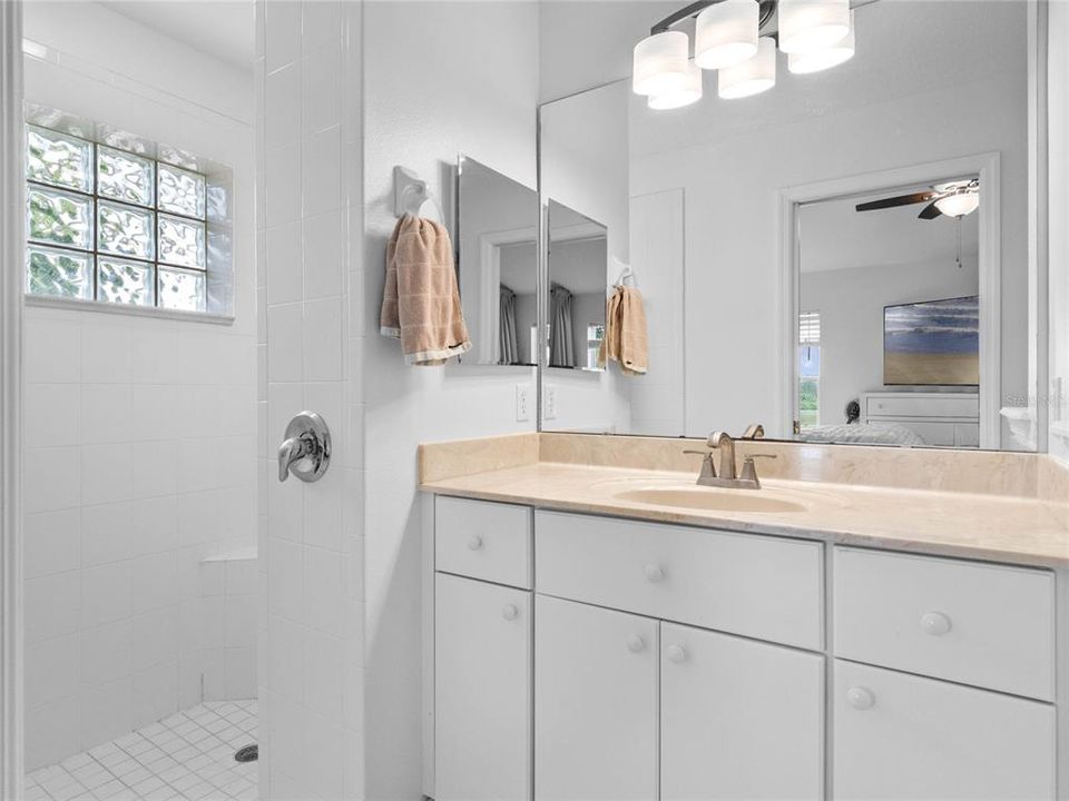 Под контрактом: $299,000 (3 спален, 2 ванн, 1647 Квадратных фут)