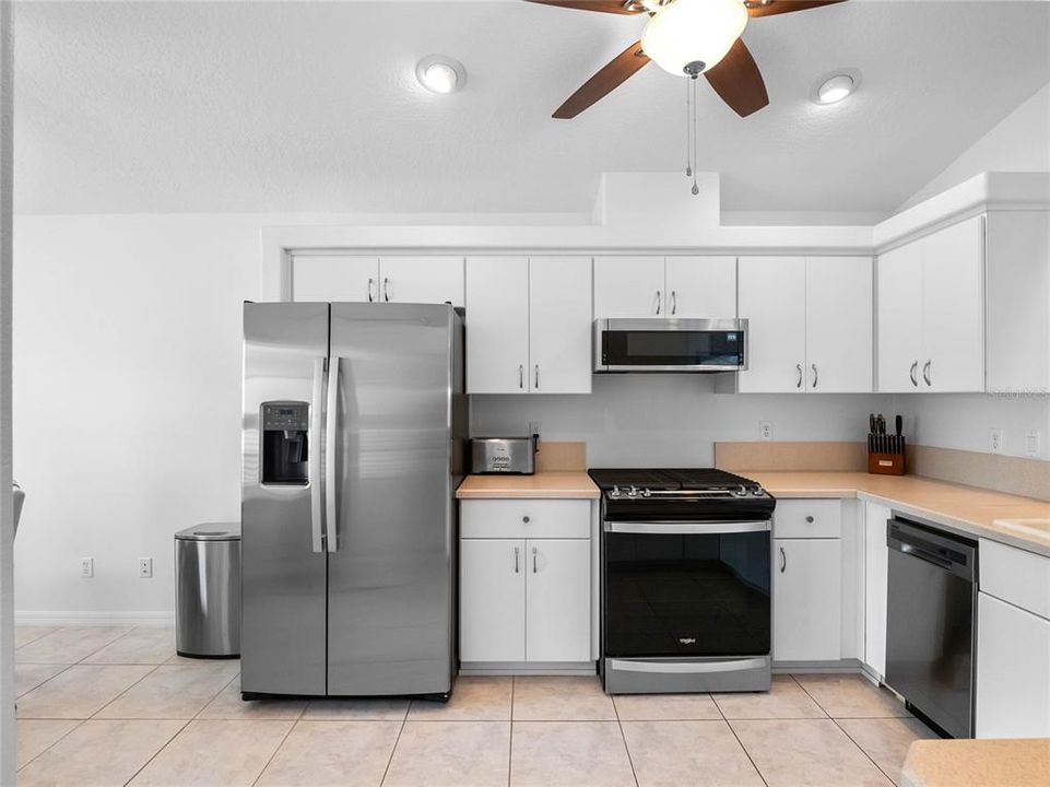 Под контрактом: $299,000 (3 спален, 2 ванн, 1647 Квадратных фут)