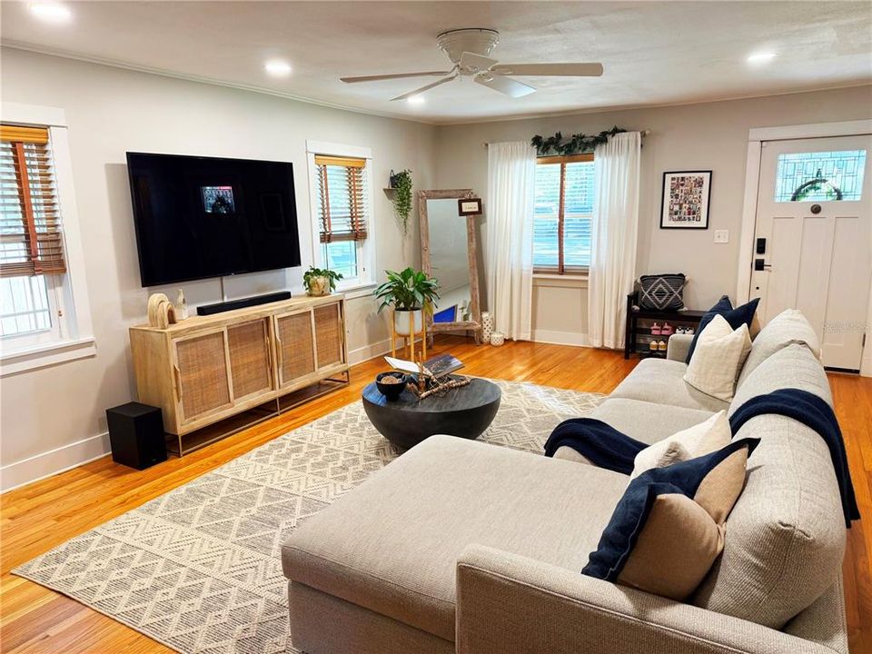 En Venta: $799,999 (4 camas, 2 baños, 1860 Pies cuadrados)