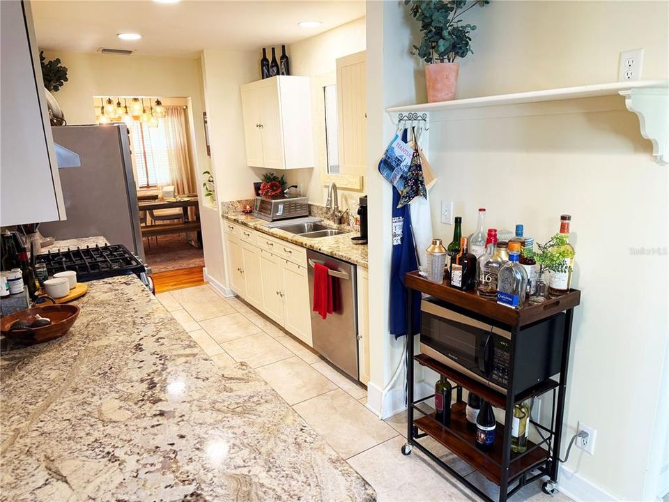 En Venta: $799,999 (4 camas, 2 baños, 1860 Pies cuadrados)