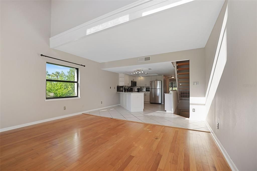 На продажу: $599,000 (2 спален, 2 ванн, 1375 Квадратных фут)