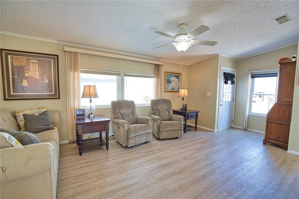 Active With Contract: $165,000 (2 beds, 2 baths, 1184 Square Feet)