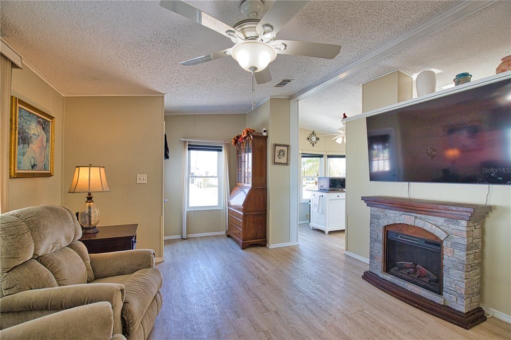 Active With Contract: $165,000 (2 beds, 2 baths, 1184 Square Feet)