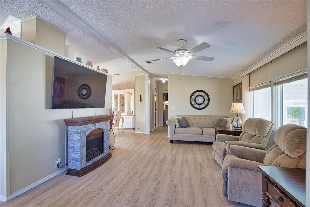 Active With Contract: $165,000 (2 beds, 2 baths, 1184 Square Feet)