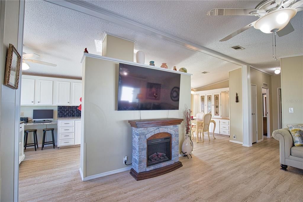 Active With Contract: $165,000 (2 beds, 2 baths, 1184 Square Feet)