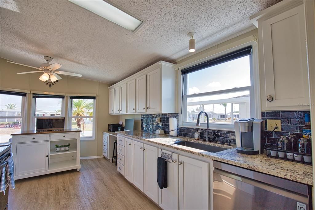 Active With Contract: $165,000 (2 beds, 2 baths, 1184 Square Feet)