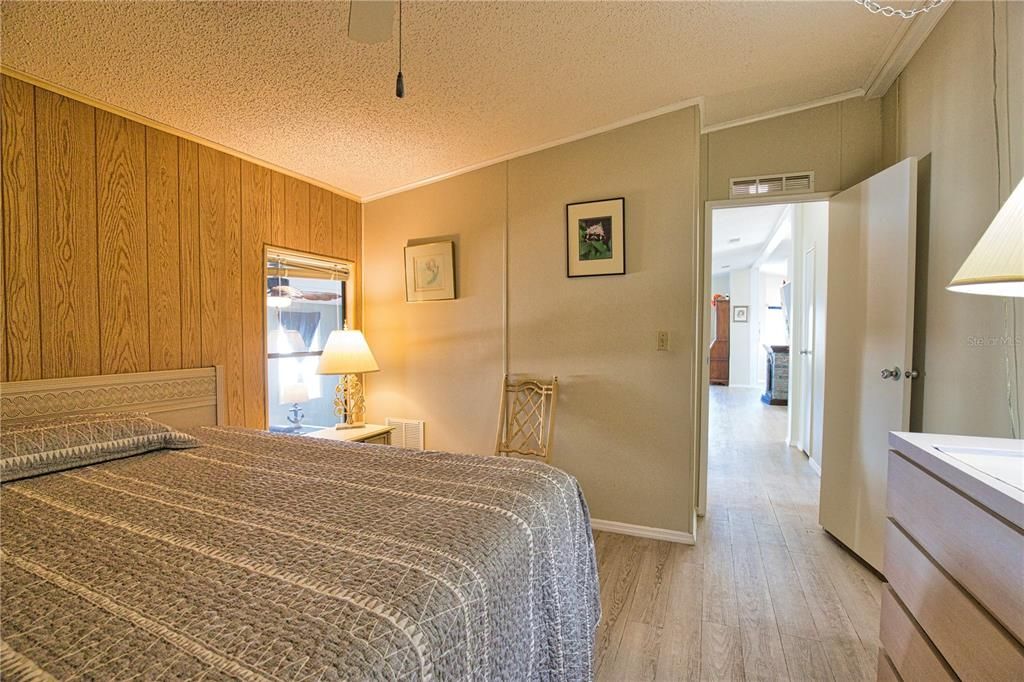 Active With Contract: $165,000 (2 beds, 2 baths, 1184 Square Feet)