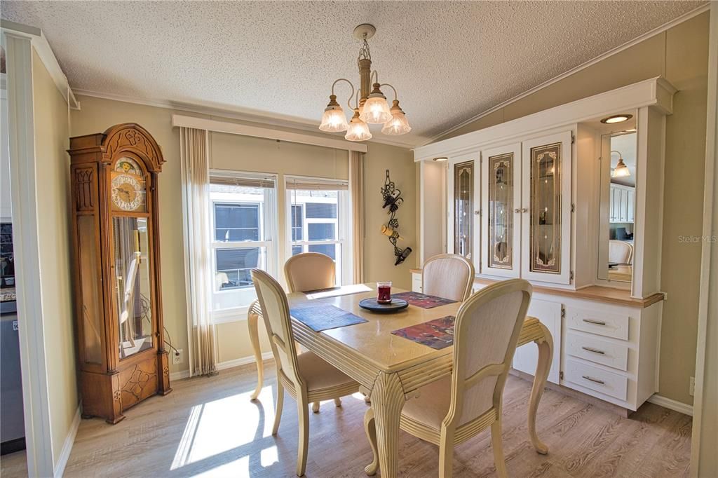 Active With Contract: $165,000 (2 beds, 2 baths, 1184 Square Feet)