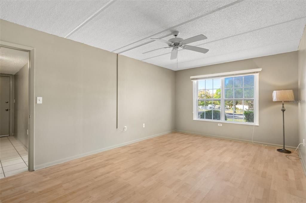 待售: $109,000 (2 贝兹, 2 浴室, 1035 平方英尺)