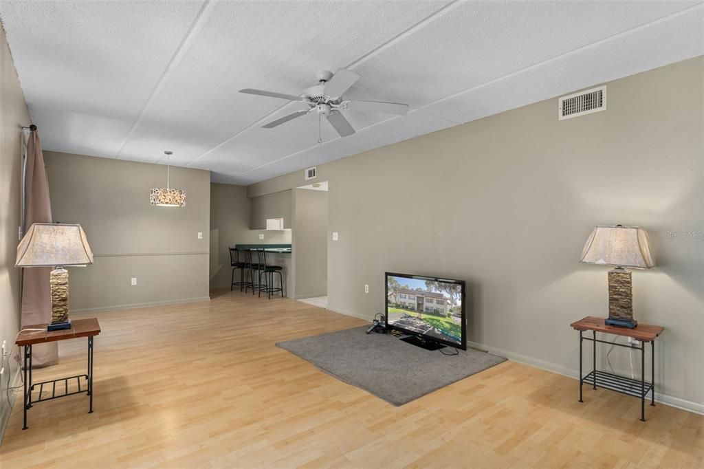 待售: $109,000 (2 贝兹, 2 浴室, 1035 平方英尺)