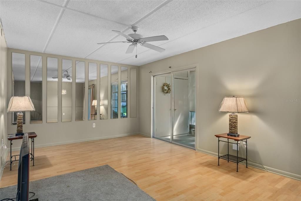 待售: $109,000 (2 贝兹, 2 浴室, 1035 平方英尺)