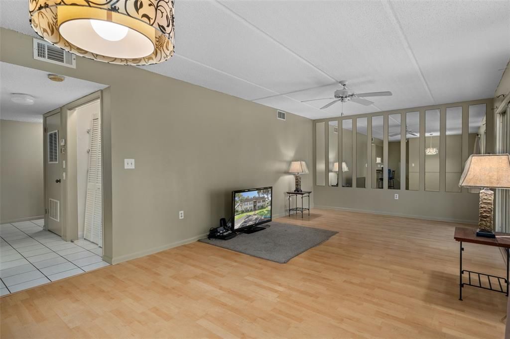 待售: $109,000 (2 贝兹, 2 浴室, 1035 平方英尺)