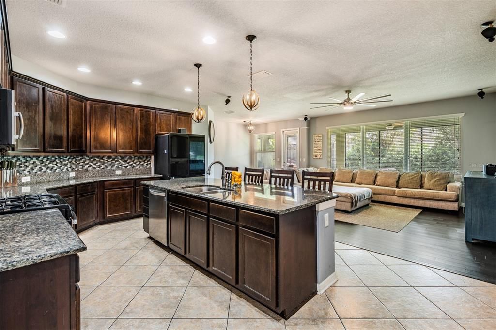 For Sale: $440,000 (3 beds, 3 baths, 2610 Square Feet)