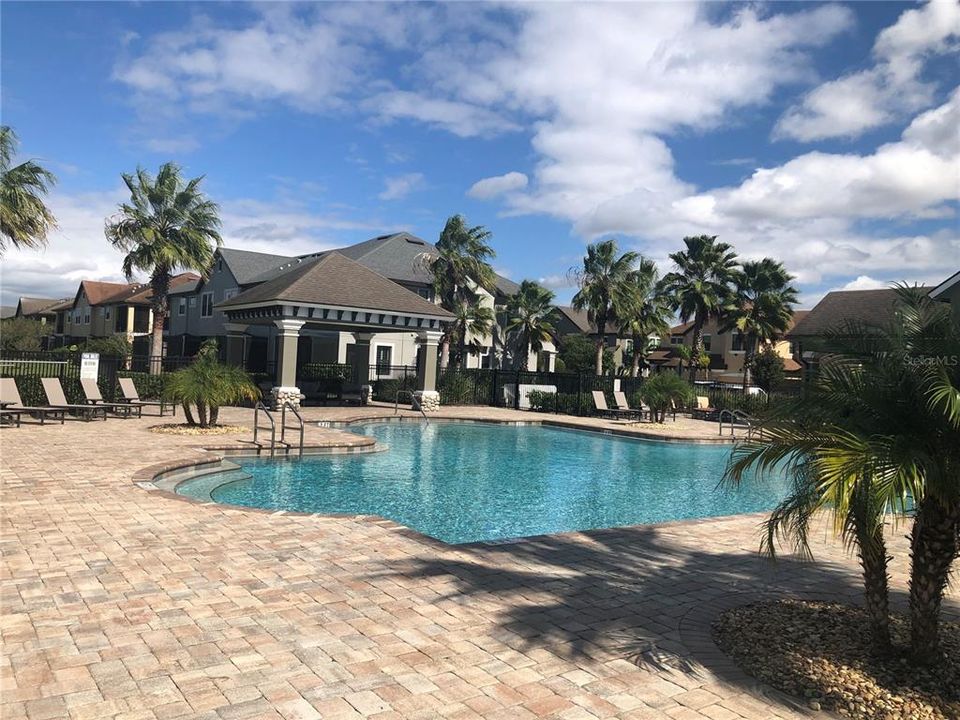 合同活跃: $1,945 (3 贝兹, 2 浴室, 2056 平方英尺)