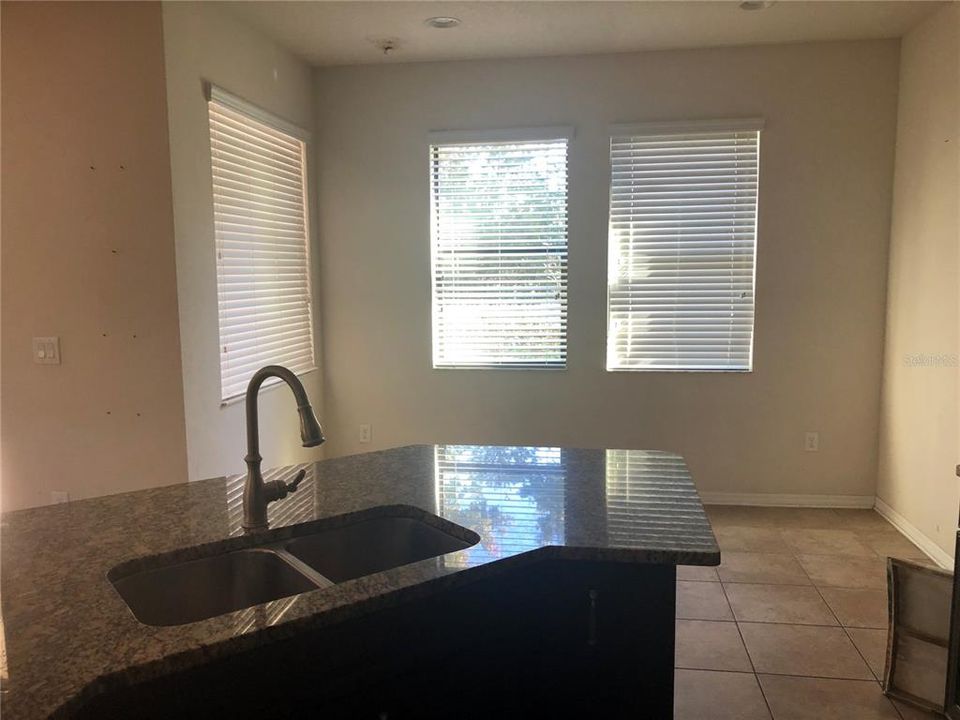 合同活跃: $1,945 (3 贝兹, 2 浴室, 2056 平方英尺)