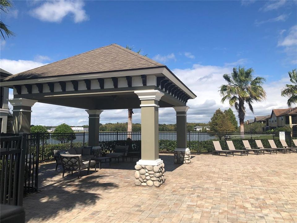 合同活跃: $1,945 (3 贝兹, 2 浴室, 2056 平方英尺)