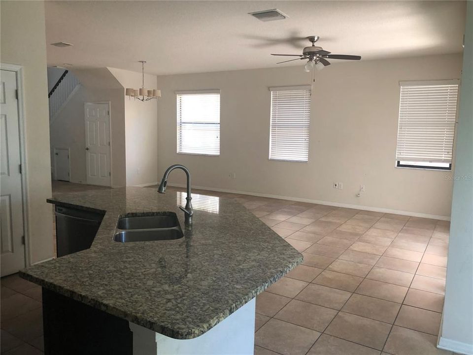 合同活跃: $1,945 (3 贝兹, 2 浴室, 2056 平方英尺)