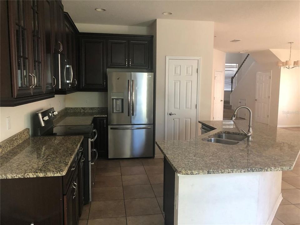 合同活跃: $1,945 (3 贝兹, 2 浴室, 2056 平方英尺)