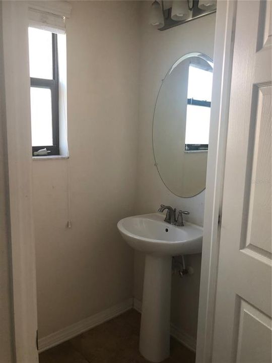 合同活跃: $1,945 (3 贝兹, 2 浴室, 2056 平方英尺)