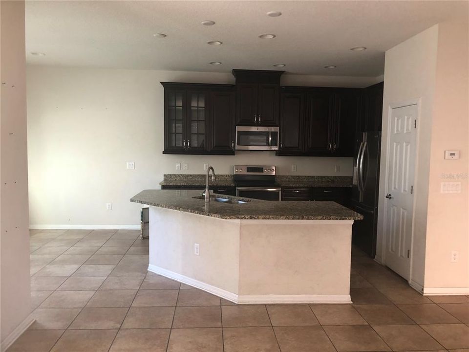 合同活跃: $1,945 (3 贝兹, 2 浴室, 2056 平方英尺)