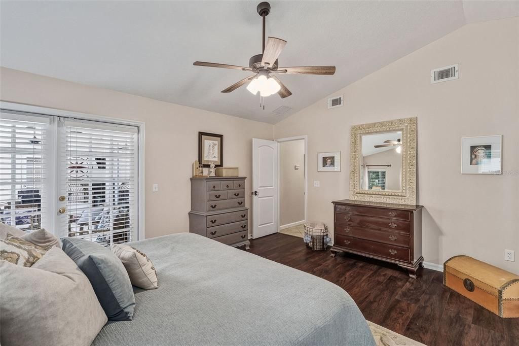 Activo con contrato: $695,000 (4 camas, 3 baños, 2503 Pies cuadrados)