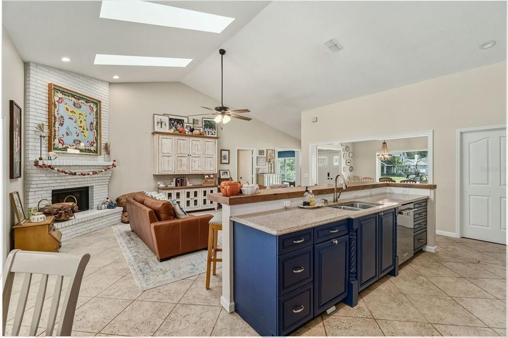 Activo con contrato: $695,000 (4 camas, 3 baños, 2503 Pies cuadrados)