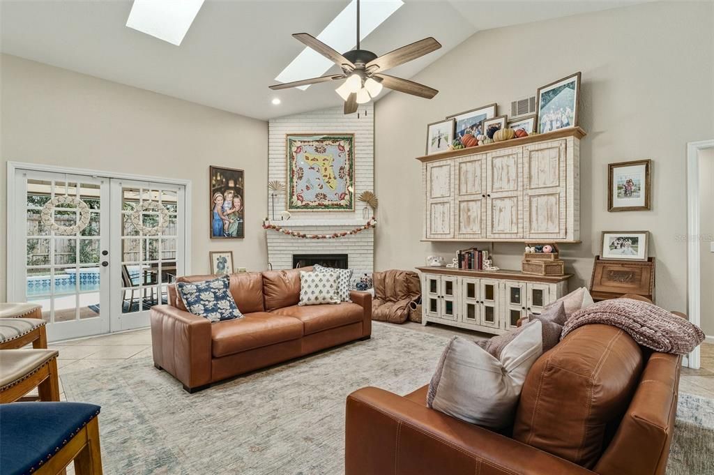 Activo con contrato: $695,000 (4 camas, 3 baños, 2503 Pies cuadrados)