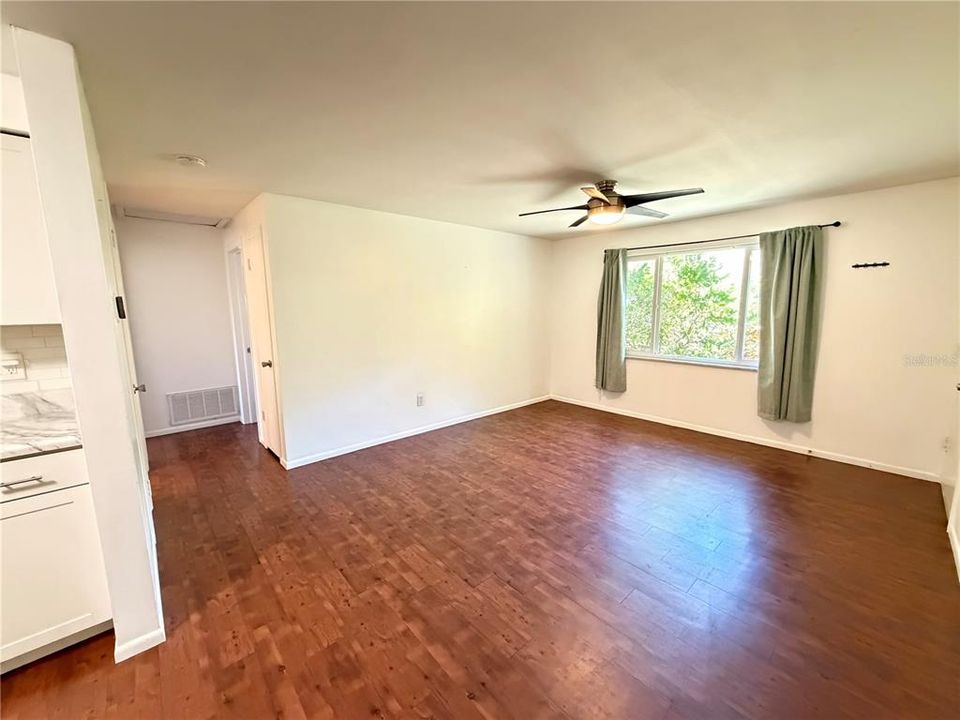 For Rent: $1,900 (2 beds, 1 baths, 729 Square Feet)