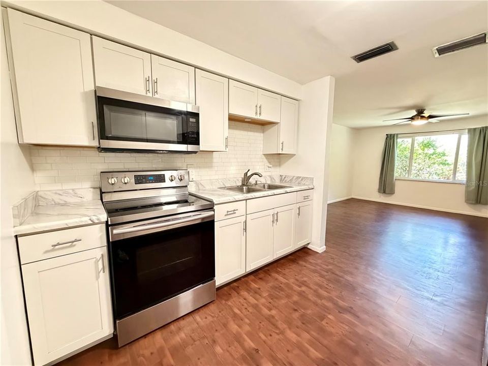 For Rent: $1,900 (2 beds, 1 baths, 729 Square Feet)