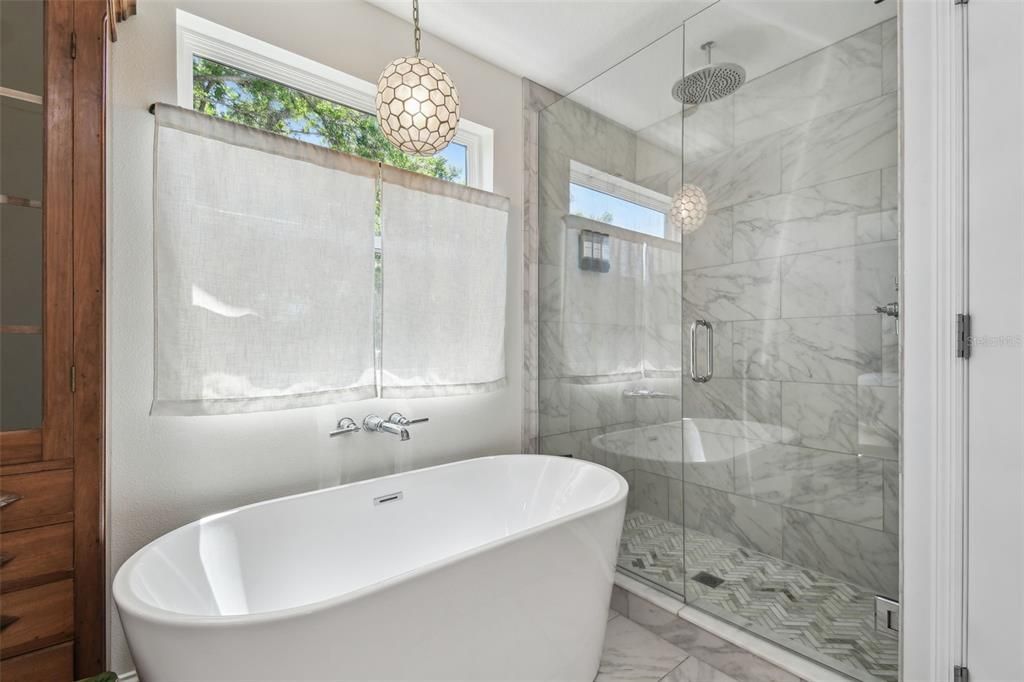 合同活跃: $764,000 (3 贝兹, 2 浴室, 1632 平方英尺)