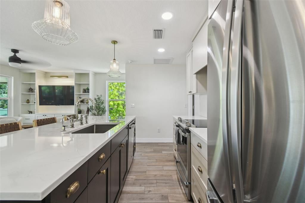 合同活跃: $764,000 (3 贝兹, 2 浴室, 1632 平方英尺)