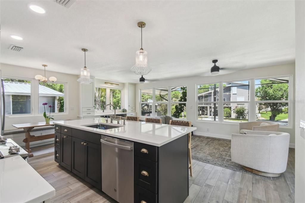 合同活跃: $764,000 (3 贝兹, 2 浴室, 1632 平方英尺)