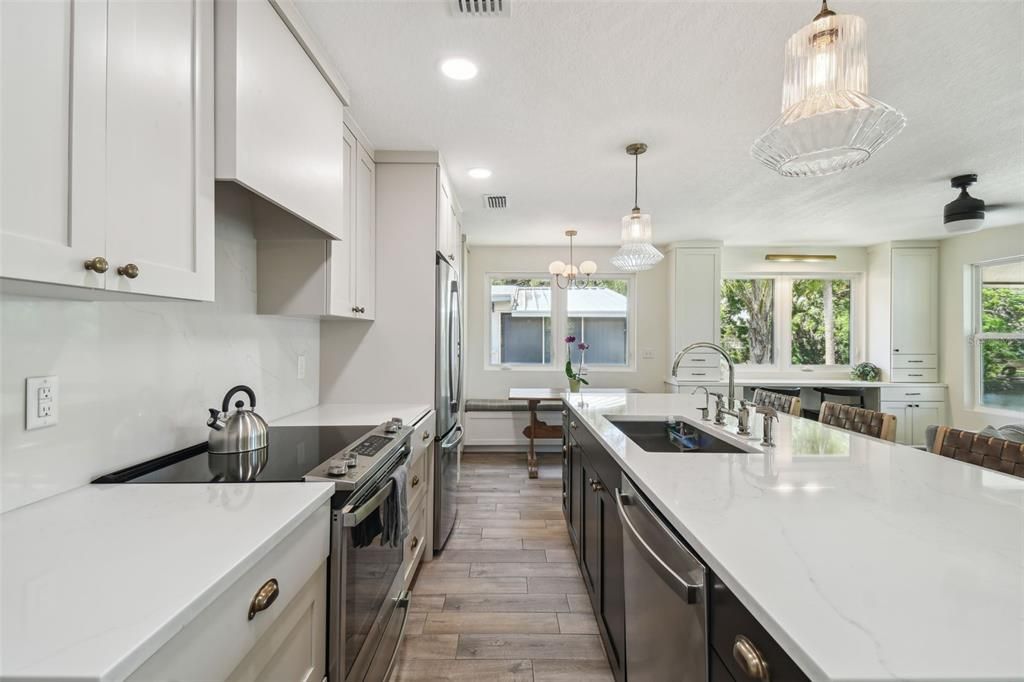 合同活跃: $764,000 (3 贝兹, 2 浴室, 1632 平方英尺)