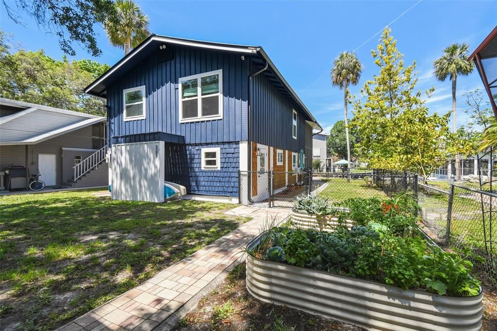 合同活跃: $764,000 (3 贝兹, 2 浴室, 1632 平方英尺)