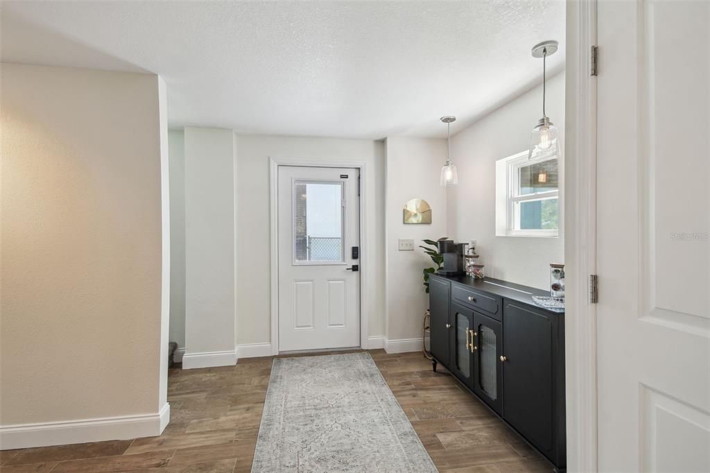 合同活跃: $764,000 (3 贝兹, 2 浴室, 1632 平方英尺)