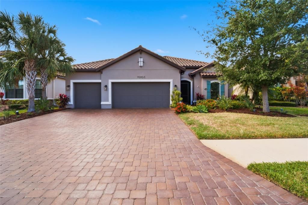 For Sale: $750,000 (3 beds, 3 baths, 2275 Square Feet)