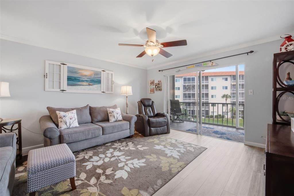 Active With Contract: $199,000 (1 beds, 1 baths, 981 Square Feet)