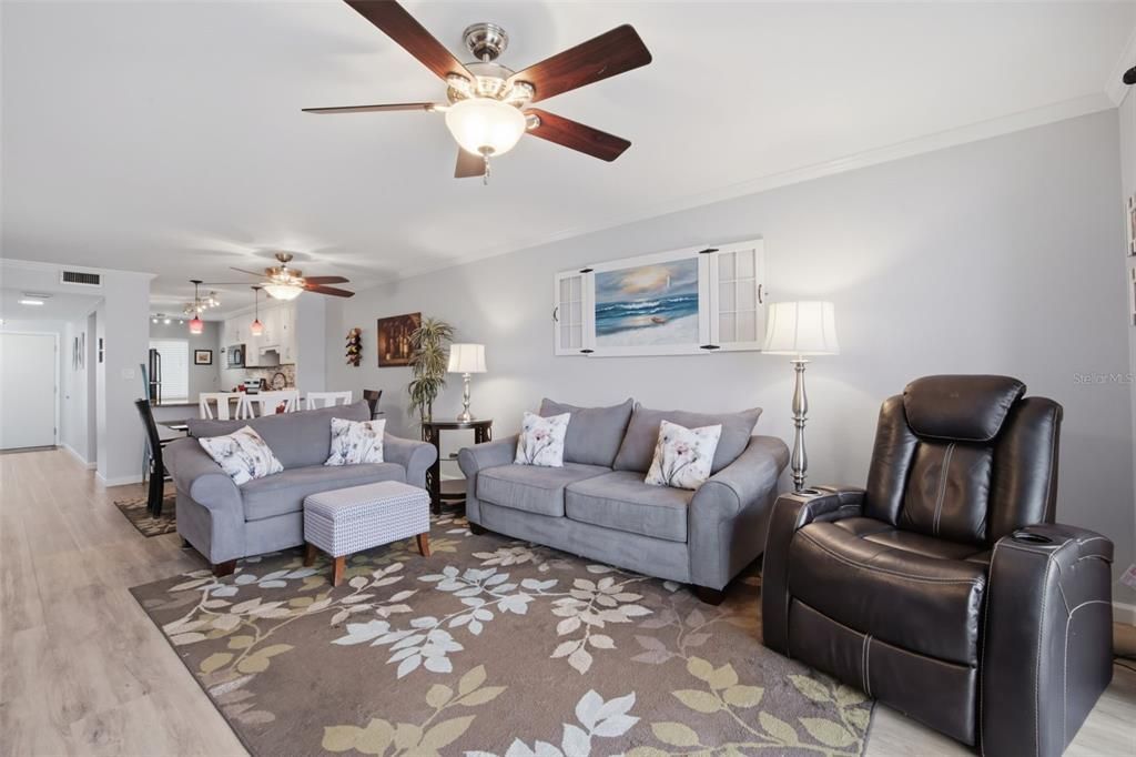 Active With Contract: $199,000 (1 beds, 1 baths, 981 Square Feet)